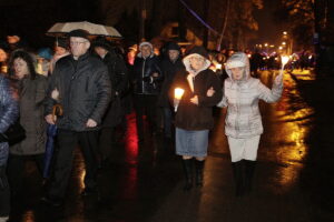 31.10.2016 Kielce. Noc Świętych. Procesja przeszła od kościoła na Dąbrowie do kościoła pw. Ducha Świętego na Stoku / Jarosław Kubalski / Radio Kielce