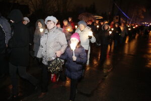 31.10.2016 Kielce. Noc Świętych. Procesja przeszła od kościoła na Dąbrowie do kościoła pw. Ducha Świętego na Stoku / Jarosław Kubalski / Radio Kielce