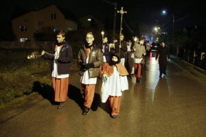 31.10.2016 Kielce. Noc Świętych. Procesja przeszła od kościoła na Dąbrowie do kościoła pw. Ducha Świętego na Stoku / Jarosław Kubalski / Radio Kielce