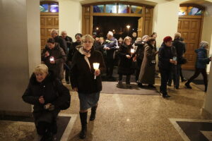 31.10.2016 Kielce. Noc Świętych. Procesja przeszła od kościoła na Dąbrowie do kościoła pw. Ducha Świętego na Stoku / Jarosław Kubalski / Radio Kielce