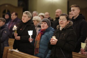 31.10.2016 Kielce. Noc Świętych. Procesja przeszła od kościoła na Dąbrowie do kościoła pw. Ducha Świętego na Stoku / Jarosław Kubalski / Radio Kielce