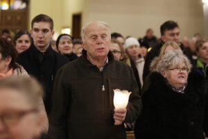 31.10.2016 Kielce. Noc Świętych. Procesja przeszła od kościoła na Dąbrowie do kościoła pw. Ducha Świętego na Stoku / Jarosław Kubalski / Radio Kielce