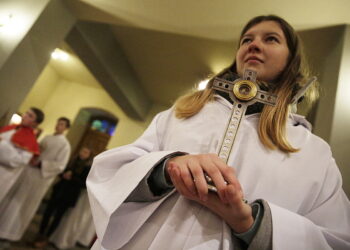 31.10.2016 Kielce. Noc Świętych. Procesja przeszła od kościoła na Dąbrowie do kościoła pw. Ducha Świętego na Stoku / Jarosław Kubalski / Radio Kielce