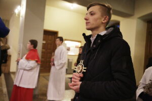 31.10.2016 Kielce. Noc Świętych. Procesja przeszła od kościoła na Dąbrowie do kościoła pw. Ducha Świętego na Stoku / Jarosław Kubalski / Radio Kielce