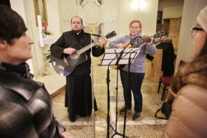 31.10.2016 Kielce. Noc Świętych. Procesja przeszła od kościoła na Dąbrowie do kościoła pw. Ducha Świętego na Stoku / Jarosław Kubalski / Radio Kielce