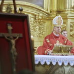 31.10.2016 Kielce. Krzyż Papieski w bazylice Katedralnej. Biskup Jan Piotrowski. / Jarosław Kubalski / Radio Kielce