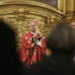 31.10.2016 Kielce. Krzyż Papieski w bazylice Katedralnej. Biskup Jan Piotrowski. / Jarosław Kubalski / Radio Kielce