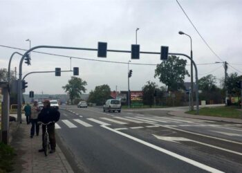 20.10.2016 Nie działa sygnalizacja świetlna na drodze krajowej nr 74 w Kostomłotach / Robert Felczak / Radio Kielce