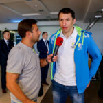 2.10.2016 Kielce. Zawodnicy Vive w nowych samochodach. Przed godziną11 w salonie pojawili się Sławomir Szmal i Darko Djukic, którzy odebrali Lexusy NX Crossover. / Wojciech Habdas / Radio Kielce