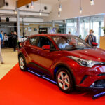 2.10.2016 Kielce. Zawodnicy Vive w nowych samochodach. Przed godziną11 w salonie pojawili się Sławomir Szmal i Darko Djukic, którzy odebrali Lexusy NX Crossover. / Wojciech Habdas / Radio Kielce