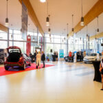 2.10.2016 Kielce. Zawodnicy Vive w nowych samochodach. Przed godziną11 w salonie pojawili się Sławomir Szmal i Darko Djukic, którzy odebrali Lexusy NX Crossover. / Wojciech Habdas / Radio Kielce