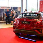 2.10.2016 Kielce. Zawodnicy Vive w nowych samochodach. Przed godziną11 w salonie pojawili się Sławomir Szmal i Darko Djukic, którzy odebrali Lexusy NX Crossover. / Wojciech Habdas / Radio Kielce