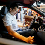 2.10.2016 Kielce. Zawodnicy Vive w nowych samochodach. Przed godziną11 w salonie pojawili się Sławomir Szmal i Darko Djukic, którzy odebrali Lexusy NX Crossover. / Wojciech Habdas / Radio Kielce