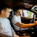 2.10.2016 Kielce. Zawodnicy Vive w nowych samochodach. Przed godziną11 w salonie pojawili się Sławomir Szmal i Darko Djukic, którzy odebrali Lexusy NX Crossover. / Wojciech Habdas / Radio Kielce