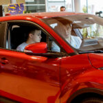 2.10.2016 Kielce. Zawodnicy Vive w nowych samochodach. Przed godziną11 w salonie pojawili się Sławomir Szmal i Darko Djukic, którzy odebrali Lexusy NX Crossover. / Wojciech Habdas / Radio Kielce