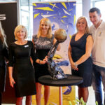 2.10.2016 Kielce. Zawodnicy Vive w nowych samochodach. Przed godziną11 w salonie pojawili się Sławomir Szmal i Darko Djukic, którzy odebrali Lexusy NX Crossover. / Wojciech Habdas / Radio Kielce