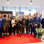 2.10.2016 Kielce. Zawodnicy Vive w nowych samochodach. Przed godziną11 w salonie pojawili się Sławomir Szmal i Darko Djukic, którzy odebrali Lexusy NX Crossover. / Wojciech Habdas / Radio Kielce