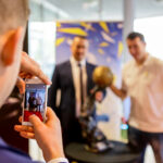 2.10.2016 Kielce. Zawodnicy Vive w nowych samochodach. Przed godziną11 w salonie pojawili się Sławomir Szmal i Darko Djukic, którzy odebrali Lexusy NX Crossover. / Wojciech Habdas / Radio Kielce