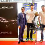 2.10.2016 Kielce. Zawodnicy Vive w nowych samochodach. Przed godziną11 w salonie pojawili się Sławomir Szmal i Darko Djukic, którzy odebrali Lexusy NX Crossover. / Wojciech Habdas / Radio Kielce