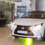 2.10.2016 Kielce. Zawodnicy Vive w nowych samochodach. Przed godziną11 w salonie pojawili się Sławomir Szmal i Darko Djukic, którzy odebrali Lexusy NX Crossover. / Wojciech Habdas / Radio Kielce
