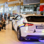 2.10.2016 Kielce. Zawodnicy Vive w nowych samochodach. Przed godziną11 w salonie pojawili się Sławomir Szmal i Darko Djukic, którzy odebrali Lexusy NX Crossover. / Wojciech Habdas / Radio Kielce