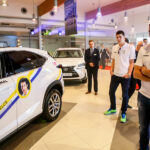 2.10.2016 Kielce. Zawodnicy Vive w nowych samochodach. Przed godziną11 w salonie pojawili się Sławomir Szmal i Darko Djukic, którzy odebrali Lexusy NX Crossover. / Wojciech Habdas / Radio Kielce