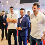 2.10.2016 Kielce. Zawodnicy Vive w nowych samochodach. Przed godziną11 w salonie pojawili się Sławomir Szmal i Darko Djukic, którzy odebrali Lexusy NX Crossover. / Wojciech Habdas / Radio Kielce