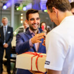 2.10.2016 Kielce. Zawodnicy Vive w nowych samochodach. Przed godziną11 w salonie pojawili się Sławomir Szmal i Darko Djukic, którzy odebrali Lexusy NX Crossover. / Wojciech Habdas / Radio Kielce