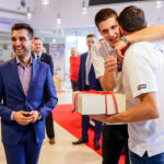 2.10.2016 Kielce. Zawodnicy Vive w nowych samochodach. Przed godziną11 w salonie pojawili się Sławomir Szmal i Darko Djukic, którzy odebrali Lexusy NX Crossover. / Wojciech Habdas / Radio Kielce