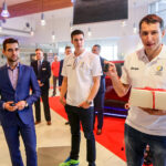 2.10.2016 Kielce. Zawodnicy Vive w nowych samochodach. Przed godziną11 w salonie pojawili się Sławomir Szmal i Darko Djukic, którzy odebrali Lexusy NX Crossover. / Wojciech Habdas / Radio Kielce