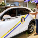 2.10.2016 Kielce. Zawodnicy Vive w nowych samochodach. Przed godziną11 w salonie pojawili się Sławomir Szmal i Darko Djukic, którzy odebrali Lexusy NX Crossover. / Wojciech Habdas / Radio Kielce