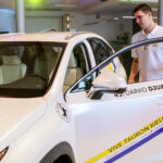 2.10.2016 Kielce. Zawodnicy Vive w nowych samochodach. Przed godziną11 w salonie pojawili się Sławomir Szmal i Darko Djukic, którzy odebrali Lexusy NX Crossover. / Wojciech Habdas / Radio Kielce