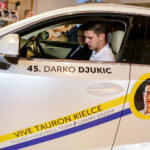 2.10.2016 Kielce. Zawodnicy Vive w nowych samochodach. Przed godziną11 w salonie pojawili się Sławomir Szmal i Darko Djukic, którzy odebrali Lexusy NX Crossover. / Wojciech Habdas / Radio Kielce