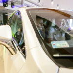 2.10.2016 Kielce. Zawodnicy Vive w nowych samochodach. Przed godziną11 w salonie pojawili się Sławomir Szmal i Darko Djukic, którzy odebrali Lexusy NX Crossover. / Wojciech Habdas / Radio Kielce