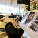 2.10.2016 Kielce. Zawodnicy Vive w nowych samochodach. Przed godziną11 w salonie pojawili się Sławomir Szmal i Darko Djukic, którzy odebrali Lexusy NX Crossover. / Wojciech Habdas / Radio Kielce