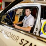 2.10.2016 Kielce. Zawodnicy Vive w nowych samochodach. Przed godziną11 w salonie pojawili się Sławomir Szmal i Darko Djukic, którzy odebrali Lexusy NX Crossover. / Wojciech Habdas / Radio Kielce