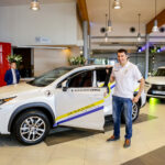 2.10.2016 Kielce. Zawodnicy Vive w nowych samochodach. Przed godziną11 w salonie pojawili się Sławomir Szmal i Darko Djukic, którzy odebrali Lexusy NX Crossover. / Wojciech Habdas / Radio Kielce