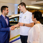 2.10.2016 Kielce. Zawodnicy Vive w nowych samochodach. Przed godziną11 w salonie pojawili się Sławomir Szmal i Darko Djukic, którzy odebrali Lexusy NX Crossover. / Wojciech Habdas / Radio Kielce