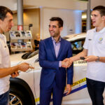 2.10.2016 Kielce. Zawodnicy Vive w nowych samochodach. Przed godziną11 w salonie pojawili się Sławomir Szmal i Darko Djukic, którzy odebrali Lexusy NX Crossover. / Wojciech Habdas / Radio Kielce