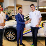 2.10.2016 Kielce. Zawodnicy Vive w nowych samochodach. Przed godziną11 w salonie pojawili się Sławomir Szmal i Darko Djukic, którzy odebrali Lexusy NX Crossover. / Wojciech Habdas / Radio Kielce