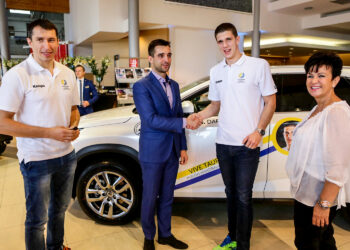 2.10.2016 Kielce. Zawodnicy Vive w nowych samochodach. Przed godziną11 w salonie pojawili się Sławomir Szmal i Darko Djukic, którzy odebrali Lexusy NX Crossover. / Wojciech Habdas / Radio Kielce