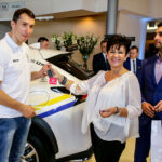 2.10.2016 Kielce. Zawodnicy Vive w nowych samochodach. Przed godziną11 w salonie pojawili się Sławomir Szmal i Darko Djukic, którzy odebrali Lexusy NX Crossover. / Wojciech Habdas / Radio Kielce