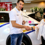 2.10.2016 Kielce. Zawodnicy Vive w nowych samochodach. Przed godziną11 w salonie pojawili się Sławomir Szmal i Darko Djukic, którzy odebrali Lexusy NX Crossover. / Wojciech Habdas / Radio Kielce