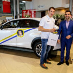 2.10.2016 Kielce. Zawodnicy Vive w nowych samochodach. Przed godziną11 w salonie pojawili się Sławomir Szmal i Darko Djukic, którzy odebrali Lexusy NX Crossover. / Wojciech Habdas / Radio Kielce