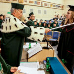 3.10.2016 Kielce. Rozpoczęcie roku akademickiego na Politechnice Świętokrzyskiej. Wręczenie indeksów studentom pierwszego roku. / Wojciech Habdas / Radio Kielce