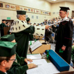 3.10.2016 Kielce. Rozpoczęcie roku akademickiego na Politechnice Świętokrzyskiej. Wręczenie indeksów studentom pierwszego roku. / Wojciech Habdas / Radio Kielce