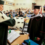 3.10.2016 Kielce. Rozpoczęcie roku akademickiego na Politechnice Świętokrzyskiej. Wręczenie indeksów studentom pierwszego roku. / Wojciech Habdas / Radio Kielce