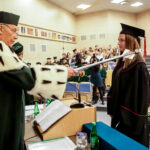 3.10.2016 Kielce. Rozpoczęcie roku akademickiego na Politechnice Świętokrzyskiej. Wręczenie indeksów studentom pierwszego roku. / Wojciech Habdas / Radio Kielce