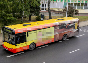 3.10.2016 Kielce. Autobus miejski oklejony reklamami. / Wojciech Habdas / Radio Kielce