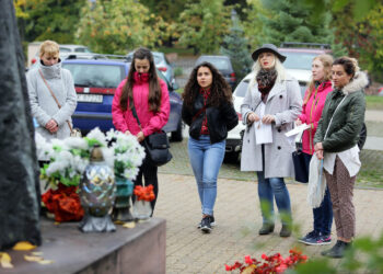 3.10.2016 Kielce. Grupa kobiet zorganizowała biały protest, przy pomniku Jana Pawła II, wspólnie zmówiły modlitwę różańcową w intencji życia poczętego. / Wojciech Habdas / Radio Kielce